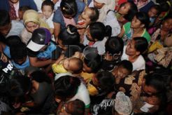 Demi uang Rp4 ribu, ratusan anak antre