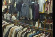 Jelang Lebaran, baju bekas di Polman laris manis