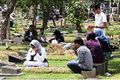 Hari kedua Lebaran, TPU Pondok Ranggon diserbu peziarah