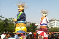 Karnaval Jakarta diguyur hujan, pengunjung tetap ramai