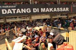 Antrean panjang, penumpang ricuh di pelabuhan Mamuju