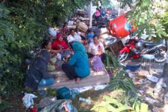 Warga eks Waduk Pluit terlantar di trotoar