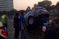 Mobil BMW nyemplung kolam Bunderan HI