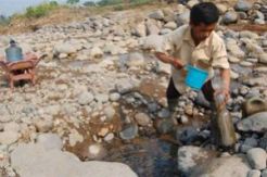 Butuh air, warga Boyolali gali sungai kering