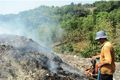 Kebakaran 2 hektare bukit sampah diduga disengaja