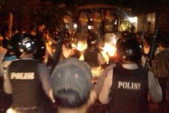 Kerusuhan pecah di Stadion...