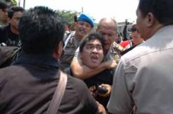 Demo ricuh, warga & polisi bentrok