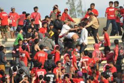 Rusuh Manahan klimaks...