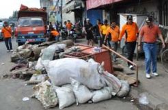 Belum bayar biaya angkut, sampah enam pasar menumpuk