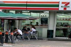 Di minimarket 24 jam, anak SMP ngebir & ngerokok