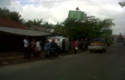 Mobil tabrak rumah makan, dua orang luka serius
