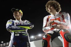 Simoncelli menempel di kepala Rossi