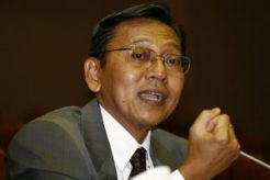 Boediono: Masyarakat jangan dihambat beli mobil!