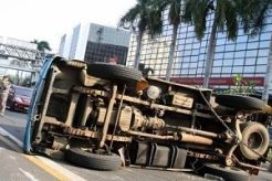 Kaget disalip motor, truk kontainer terguling di Kalideres