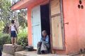 Nenek sebatang kara hidup di pos ronda