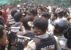 Dihalangi preman, eksekusi gudang di Sidoarjo ricuh