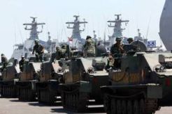 Kendaraan tempur TNI pukau warga Semarang