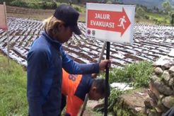 Gunung Tangkuban Parahu meletus, warga buat jalur evakuasi
