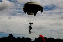 Terjun payung petaka, anggota TNI timpa penonton