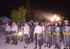 Suasana tegang, Komisioner KPU Polman dievakuasi ke barracuda