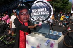 Muncul di Kota Solo, Akil Mochtar cuci uang