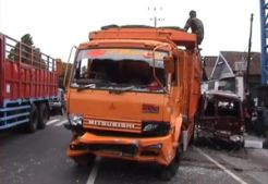Kecelakaan karambol, truk tabrak 6 mobil & 4 motor