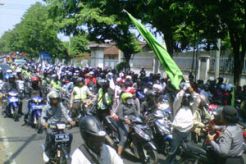 Tuntut upah layak buruh blokir jalur pantura