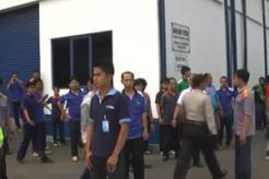 Buruh lakukan sweeping, pagar pabrik dijebol
