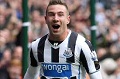 The Magpies perpanjang kontrak Dummett