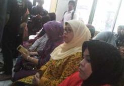 Diadili, Rusli Zainal didampingi istri tua