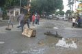 Kesal tak diperbaiki, warga blokir jalan