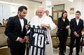 Giliran Tevez kunjungi...