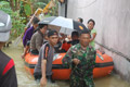 Petugas mulai kerahkan perahu karet