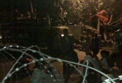 Jelang penetapan UMK, buruh bermalam di depan Grahadi