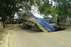Jembatan amblas, dua mobil terperosok