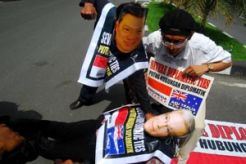 Berang, SBY pukuli Tony Abbott di Solo