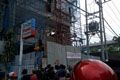Penjual air galon jatuh dari crane