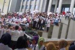 Puluhan dokter soraki pasien tumor yang marah