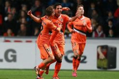 Kandaskan Swansea, Valencia melenggang ke 32 besar