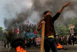 Mahasiswa di Makassar bakar pos polisi
