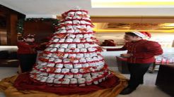 Sandal bekas diubah jadi Pohon Natal