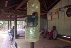 Kampung ini cuma punya sinyal di 1 rumah & di 1 pohon