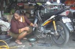 Inspiratif, ibu ini mahir bongkar motor demi anak