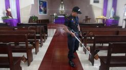 Petugas sisir gereja