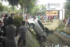 Sopir diduga mengantuk, mobil terjun ke sungai