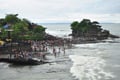 Tahun Baru, wisatawan Tanah Lot membludak