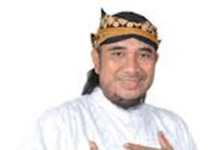 Tampil nyentrik, Dalang Enthus dilantik jadi bupati