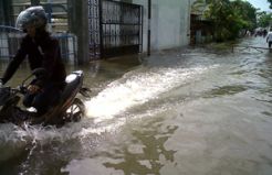 Sungai Lamong di Gresik meluap hingga ke jalan-jalan