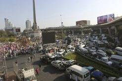 Ribuan demonstran duduki jalan, Bangkok lumpuh