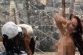 Potret model topless...